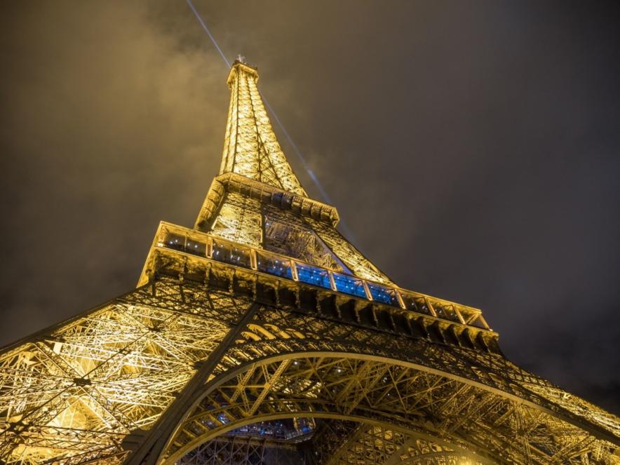 vue de nuit tour eiffel pillier sud