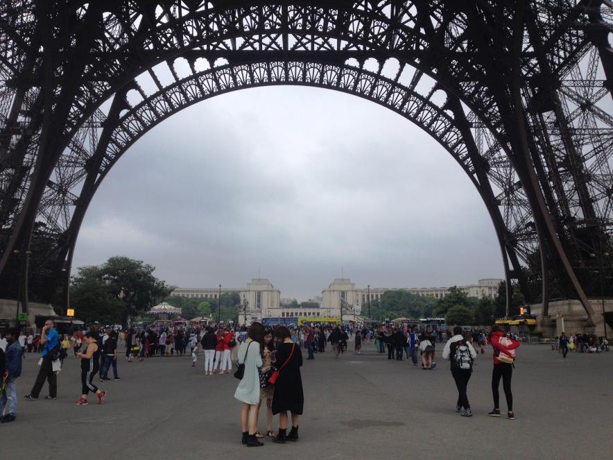 parvis tour eiffel